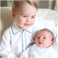 Вижте принцеса Шарлът и принц Джордж в празничния портрет на Двореца